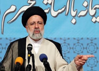 جزئیات جلسه سران قوا در مورد افزایش قیمت بنزین/ هشدار رئیسی به دولت درباره عواقب مصوبه بنزینی