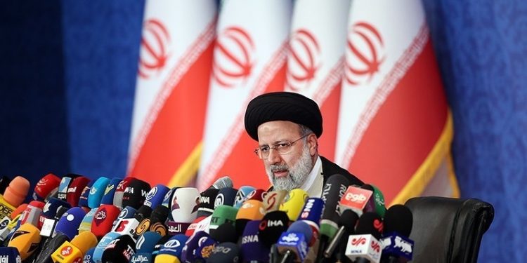 آیتالله رئیسی در نشست خبری: خود را خادمِ جمهور میدانم/ تشکیل دولت براساس شایستهسالاری است/ بازگشت ایرانیان خارج کشور باید تسهیل شود