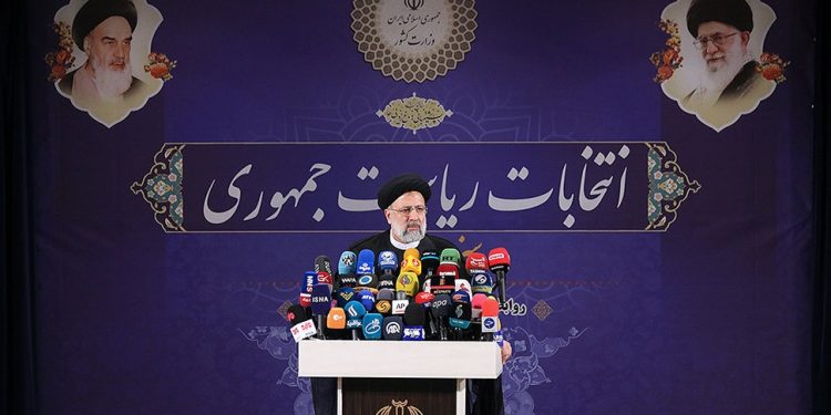 آیت‌الله رئیسی: عنصر رانت خوار باید کنار گذاشته شود/ چرا فردی که در بانک مرکزی باید نظارت کند با یک جعبه سکه پایش می‌لرزد؟