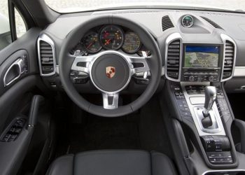 پورشه خودروهای لوکس برقی خود را به دلیل مشکل نرم افزاری فراخواند