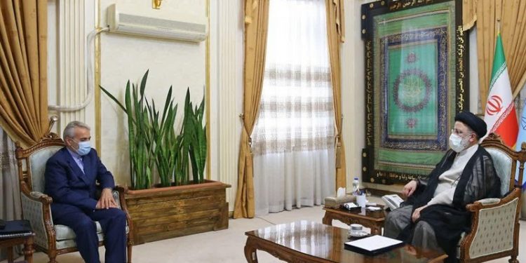 دیدار ۵ عضو دولت با آیتالله رئیسی| دولت مردمی بهدنبال تغییر وضع موجود بهنفع مردم است