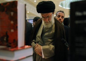 مطالبه مقام معظم رهبری برای شکوفایی ادبیات داستانی انقلاب/ دستمان از قصه خالی است