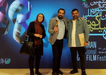 گزارش مازیارخویشوند سردبیر پایگاهای خبری سفارت نیوز، کافه نیوز، آماج، پیشرو ورزش، رایکاخبر از فیلم کوتاه کپسول