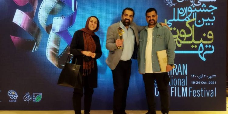 گزارش مازیارخویشوند سردبیر پایگاهای خبری سفارت نیوز، کافه نیوز، آماج، پیشرو ورزش، رایکاخبر از فیلم کوتاه کپسول