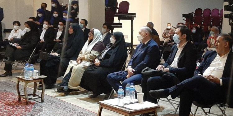 آیین رونمایی از کتاب و افتتاحیه نمایشگاه عکس با تو آغاز میشود برگزار شد