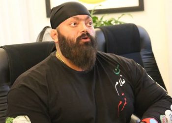 آنچه که از یک مَرد اَبَر مَردی جاودانه میسازد هَمدردیِ با اهل دَرد و ستیز و پیکار با ظالم و نامَرد است .