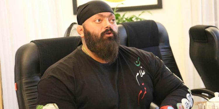 آنچه که از یک مَرد اَبَر مَردی جاودانه میسازد هَمدردیِ با اهل دَرد و ستیز و پیکار با ظالم و نامَرد است .