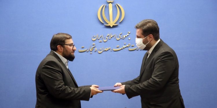 حسین زاده قشمی، مدیرکل ارتباطات وزارت صنعت، معدن و تجارت شد.