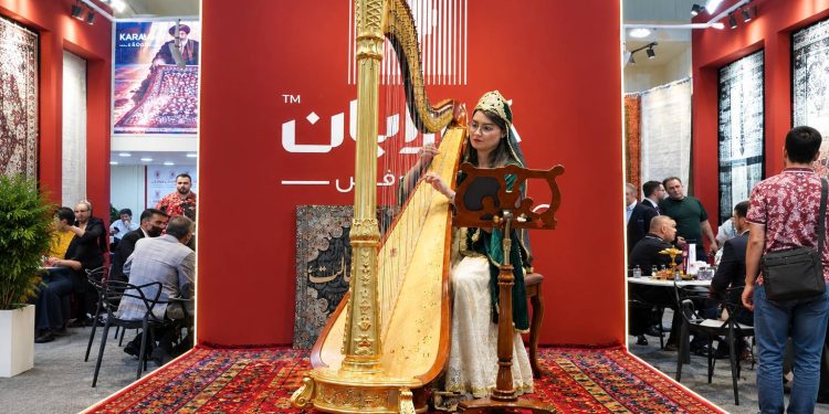 تولید از مواد اولیه تا محصول نهایی؛ رویکرد «فرش کارایان» در صنعت فرش